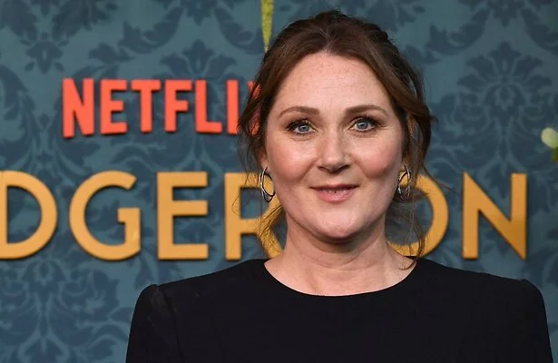 Ruth Gemmell speelt Violet Bridgerton in de reguliere reeks.