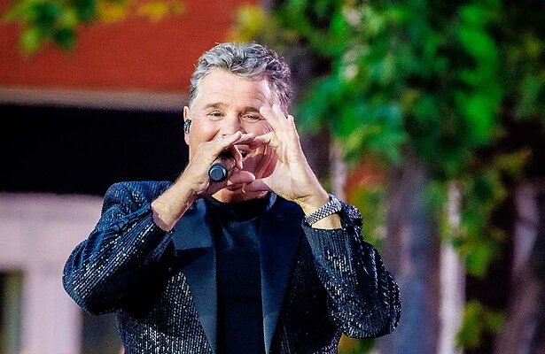 Wolter Kroes tijdens Muziekfeest op het Plein