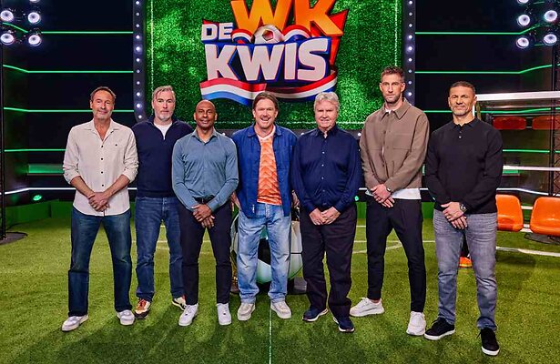 Johnny de Mol met deelnemers De WK Kwis